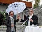 Künstler Simeun Moravac mit Werner Kopf und dem obligatorischen "Galerie im Kies-Schirm". Künstler Simeun Moravac mit Werner Kopf und dem obligatorischen "Galerie im Kies-Schirm".