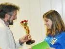Nikolina Katalenic nimmt den Pokal für den 3. Platz entgegen Nikolina Katalenic nimmt den Pokal für den 3. Platz entgegen