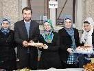 Türkische Frauen und Yasar Aydemir mit süßen Köstlichkeiten.