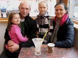 Valentin und Margot Winder mit Familie trotzten dem kalten Wetter und genossen Gebhard Hopfners Eisspezialitäten.