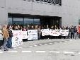 Zahlreiche Demonstranten vor dem Feuerwehrhaus in Fußach, wo die Gemeindevertretung tagte. Zahlreiche Demonstranten vor dem Feuerwehrhaus in Fußach, wo die Gemeindevertretung tagte.