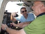 Andreas Seeburger vom Rundflugteam macht blinden Menschen die Fliegerei "begreiflich"