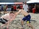 Aus der Halle direkt zum Publikum: Beim Beach Wrestling Turnier wurden spannende Kämpfe im Sand geboten.
