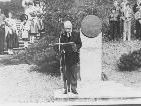 BU 1: Generalmajor Holmston-Smyslowsky bei der Einweihung des Denkmals in Hinterschellenberg im Jahr 1980.