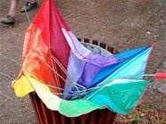 Bis Freitag sollte der Regenschirm eher nicht kaputt werden. Bis Freitag sollte der Regenschirm eher nicht kaputt werden.