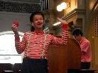 Clown Dido und Organist Rudolf Berchtel bringen den Kindern das Instrument Kirchenorgel näher.