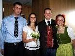 Das Paar mit den Trauzeugen bei der standesamtlichen Hochzeit in Schwarzach