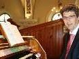 Der Organist Dr. Rudolf Berchtel an der Orgel der Pfarrkirche in Bezau