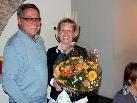Der neugewählte Obmann Roland Wolff bedankt sich mit einem Blumenstrauß bei Ingrid Kohlhaupt für 15 Jahe Kassierin