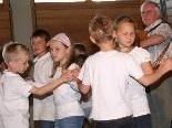 Die Mädchen und Buben zeigten verschiedene Volkstänze. Die Mädchen und Buben zeigten verschiedene Volkstänze.