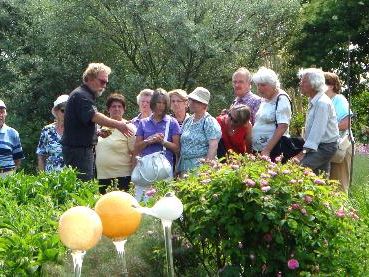 Dipl. Bernd Dittrich führt die Gruppen selbst durch den Kräutergarten. Dipl. Bernd Dittrich führt die Gruppen selbst durch den Kräutergarten.