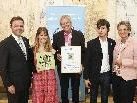 Dir. Reinhold Rinner, Fabienne Gilet und Dominik Bartenstein bei der Auszeichnung. Dir. Reinhold Rinner, Fabienne Gilet und Dominik Bartenstein bei der Auszeichnung.