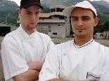 Felix Hoffmann (li) und Küchenchef Jo Macho (re) kochen sich auf Erfolgskurs im Flugplatzrestaurant