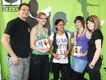 Johannes Rinderer (l.) und Cornelia Ammann (außen rechts) von "REFLECT & ACT!" gratulierten den Gewinnerinnen Klara (2.v.l.), Lisa (3.v.l.) und Julia. Johannes Rinderer (l.) und Cornelia Ammann (außen rechts) von "REFLECT & ACT!" gratulierten den Gewinnerinnen Klara (2.v.l.), Lisa (3.v.l.) und Julia.