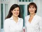 Lustenau Marketing Geschäftsführerin Verena Riedl (l.) wird ab sofort von Assistentin Sabine Simon (r.) halbtags im Büro unterstützt.