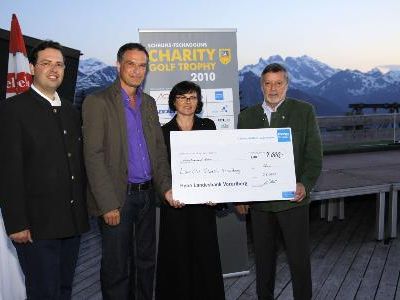 Manuel Bitschnau von Schruns-Tschagguns Tourismus, Mario Leitner, Anni Loos, Präsidentin des Lions Club Silvretta und Standesrepräsentant Bgm. Rudi Lerch Manuel Bitschnau von Schruns-Tschagguns Tourismus, Mario Leitner, Anni Loos, Präsidentin des Lions Club Silvretta und Standesrepräsentant Bgm. Rudi Lerch