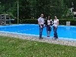 Martin Netzer, Bürgermeister von Gaschurn mit dem Bademeisterteam des Schwimmbads Partenen, Walburga und Sarah Schneeweiß vor de neuen Slackline