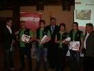 Sportlandesrat Siegi Stemer und Bludenzer Bürgermeister Mandi Katzenmayer gratulierten den Sportlern mit einem Vorarlberger Sportjahrbuch.