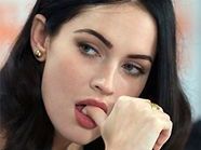 "Those who danced were thought to be insane by those who could not hear the music" steht auf ihrem rechten Rippenbogen "Those who danced were thought to be insane by those who could not hear the music" steht auf ihrem rechten Rippenbogen