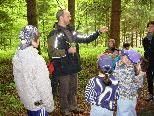 Viele Pflanzen im Wald sind essbar, sollten jedoch nicht von den Kindern probiert werden, bevor ein Erwachsener es ihnen erlaubt hat. Viele Pflanzen im Wald sind essbar, sollten jedoch nicht von den Kindern probiert werden, bevor ein Erwachsener es ihnen erlaubt hat.