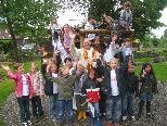 Zusammen mit Pfarrer Gerhard Mähr freuen sich die Kinder über ihren neuen Spielplatz. Zusammen mit Pfarrer Gerhard Mähr freuen sich die Kinder über ihren neuen Spielplatz.