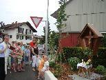 Der Rheindorfer Pfarrer Thomas Sauter weihte am vergangenen Samstag das neue Wegkreuz.