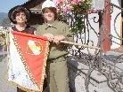 Fahnenpatin Lotte Getsch übergab an die Bludescher Jungflorianis die neue Fahne.