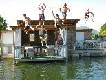 lustige Sprünge vom Dach in den Teich zu machen, war für die Jungs ein tolles Erlebnis