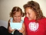 Auch Elena und Jaqueline freuen sich über den neuen Spielespaß Auch Elena und Jaqueline freuen sich über den neuen Spielespaß