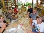 Begeistere Kinder beim Töpfern Begeistere Kinder beim Töpfern
