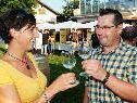 Beim Weinfest von "Camembert & Zweigelt" wird mit guten Tropfen angestoßen. Beim Weinfest von "Camembert & Zweigelt" wird mit guten Tropfen angestoßen.