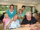Bewohner Johann Stückler und seine Familie freuen sich sichtlich über das erfrischende Eis. Bewohner Johann Stückler und seine Familie freuen sich sichtlich über das erfrischende Eis.