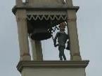 Bild: Der Bläsi im kleinen Türmchen auf der Johanniterkirche schlägt täglich 148 Mal mit seiner Streitaxt auf die Glocke.