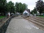 Freitagvormittag, der 30. Juli 2010: Der Wasserpegel des Emsbaches zeigt sich im Hohenemser Zentrum erhöht, bedeutete jedoch keinerlei Gefahr.