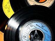 In Großbritannien macht Vinyl zwei Drittel der Singles-Verkäufe aus. In Großbritannien macht Vinyl zwei Drittel der Singles-Verkäufe aus.
