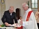 Karlheinz Kranz, Vorsitzender des PGR Mäder, überreichte Kaplan Zagar ein Geschenk, verbunden mit einem herzlichen Dank. Karlheinz Kranz, Vorsitzender des PGR Mäder, überreichte Kaplan Zagar ein Geschenk, verbunden mit einem herzlichen Dank.