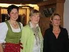 Landesbäuerin Andrea Schwarzmann mit den Künstlerinnen Bettina König und Aurelia Felder Landesbäuerin Andrea Schwarzmann mit den Künstlerinnen Bettina König und Aurelia Felder