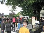ParzellenbewohnerInnen und Gäste nahmen mit Freude den wunderbar gestalteten neuen Vorplatz in Beschlag und feierten gleich die Agape unter der alten Linde ParzellenbewohnerInnen und Gäste nahmen mit Freude den wunderbar gestalteten neuen Vorplatz in Beschlag und feierten gleich die Agape unter der alten Linde