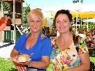 Sonja und Anita genossen das Fest und eine schmackhafte Wurst. Sonja und Anita genossen das Fest und eine schmackhafte Wurst.