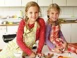 Anna und Ricarda hatten viel Spaß beim Kochen und Backen.