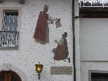 Bild 1: Das Fresko an der Wand des Schatzmannhauses in Altenstadt.