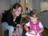 Claudia, 23, aus Bregenz ist Ehrenamtliche des FAMILIENemPOWERment und freut sich jede Woche auf die kleine Soraya.
