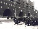 Das Archivbild vom Februar 1934 zeigt Polizei-Einheiten vor dem Karl-Marx-Hof in Wien. Im riesigen Gemeindebau hatten sich Schutzbündler verschanzt.