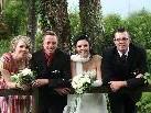 Das "just married" Paar mit den Trauzeugen posiert für den Fotografen