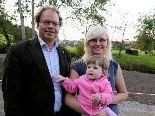 Der Nenzinger Bürgermeister Florian Kasseroler freut sich über den Zuwachs von 6 Familien in der Gemeinde, hier mit Sabrina Huber und Tochter Der Nenzinger Bürgermeister Florian Kasseroler freut sich über den Zuwachs von 6 Familien in der Gemeinde, hier mit Sabrina Huber und Tochter
