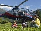 Der beim Bergrettungsheim gelandete Polizeihubschrauber faszinierte nicht nur die Jüngsten. Der beim Bergrettungsheim gelandete Polizeihubschrauber faszinierte nicht nur die Jüngsten.