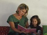 Gespannt horchen die Kinder Petra beim Vorlesen zu