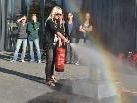Jeder Teilnehmer übte den Umgang mit dem Feuerlöscher bei einem Löschangriff. Jeder Teilnehmer übte den Umgang mit dem Feuerlöscher bei einem Löschangriff.