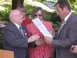Manfred Schuler überreicht Altbürgermeister Leite die Ehrenurkunde des Blindenverbandes.