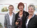Rosalie Leitgeb und Theresia Hollenstein mit Künstlerin Maria Schindler.